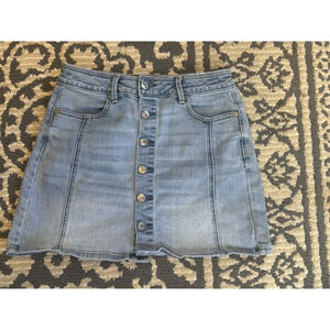 American Eagle Outfitters mini denim skirt light wash stretch size 4 Buttons